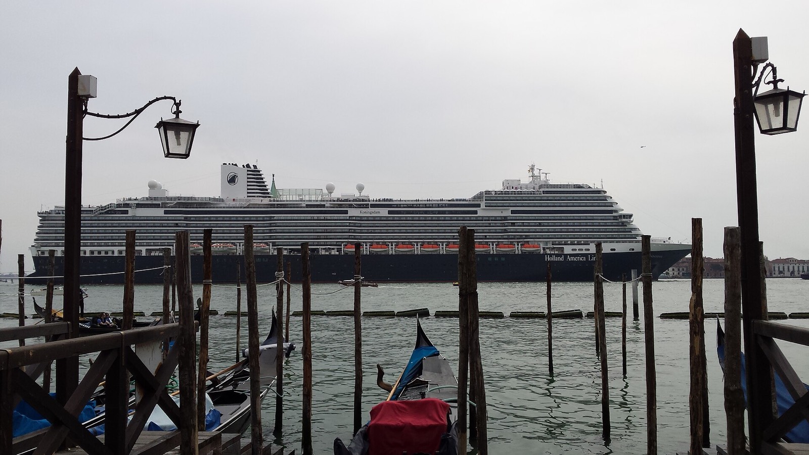 Koningsdam, exterior